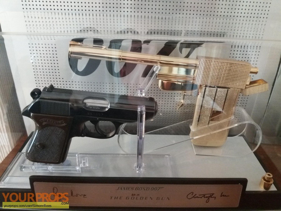 James Bond: The Man With The Golden Gun Golden Gun/Walther PPK Duel Set ...