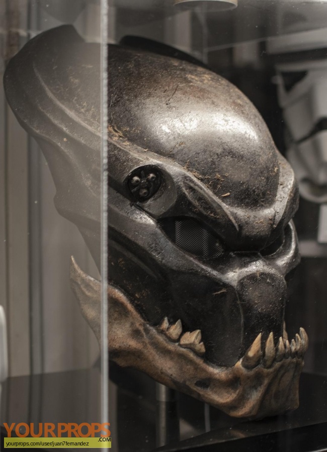 Predators original movie prop