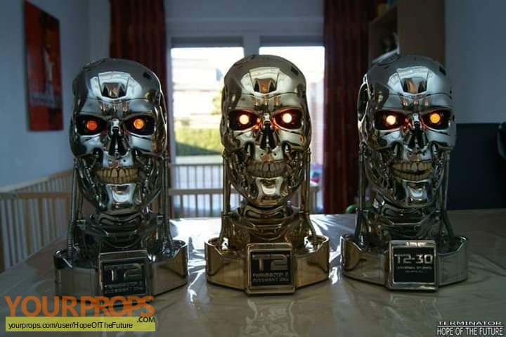 Terminator 2: Judgment Day Golden T-800 endoskeleton skull Terminator  replica movie prop