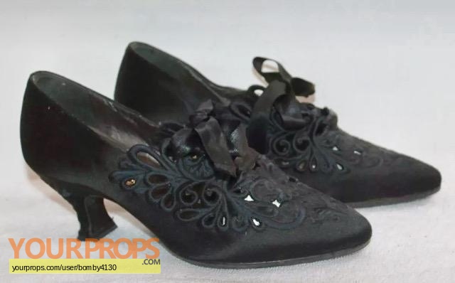 Sold at Auction: Kate Winslet Rose DeWitt Bukater studio-sanctioned  shoes, purses for her evening gown from Titanic.